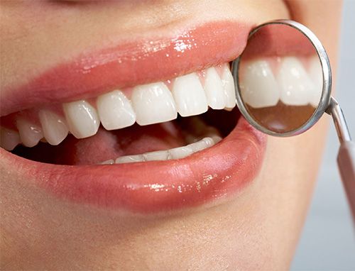 Clínica Dental Dra. Susana Anadón mujer sonriendo en revisión